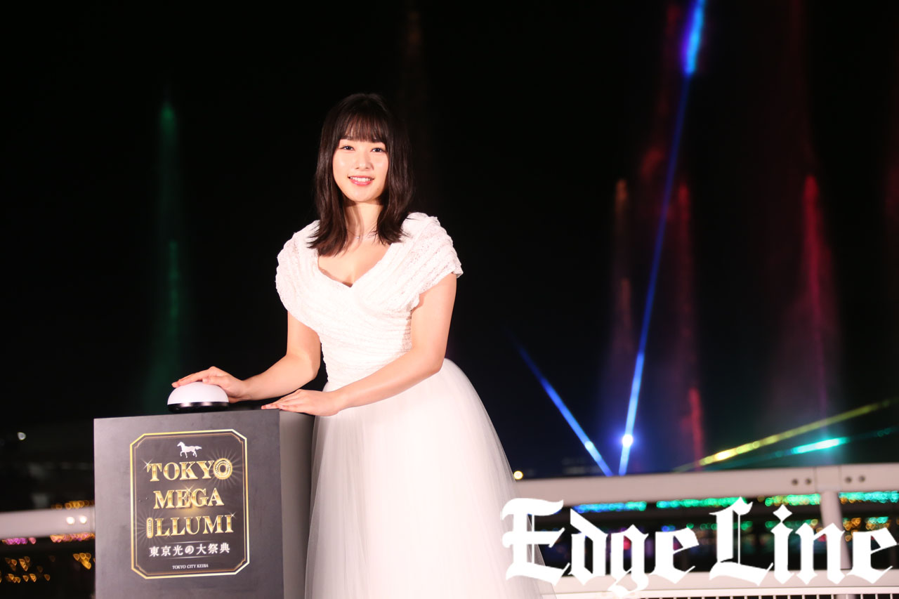 桜井日奈子 胸元ばっくりの純白ドレスに「なんちゃってシンデレラみたい」と照れ笑い！“スリルある”「東京メガイルミ」点灯式開催3