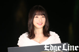 桜井日奈子 胸元ばっくりの純白ドレスに「なんちゃってシンデレラみたい」と照れ笑い！“スリルある”「東京メガイルミ」点灯式開催10