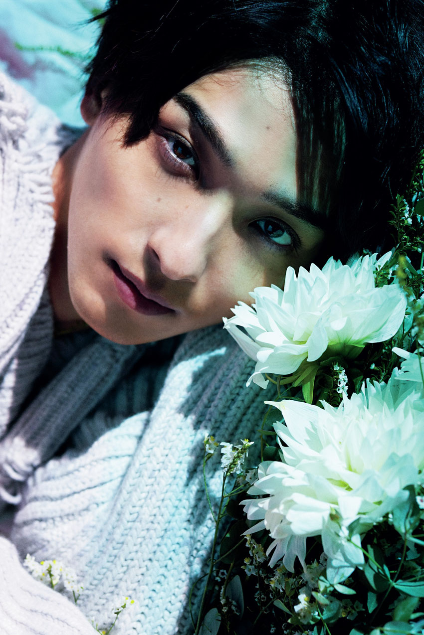 横浜流星“友達の彼氏”で無垢な白い花に顔を寄せながら無表情に覗き込む“悪い男”に！「好きになったら恋人を甘やかしたい」とも3