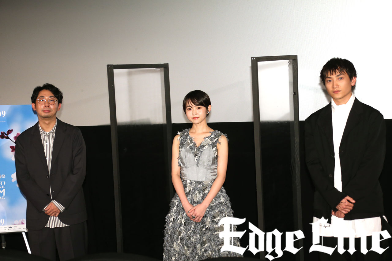 伊藤万理華 ドレス姿で「東京国際映画祭2020」の舞台挨拶に登場で「こんなに早く立てて嬉しい！」！金子大地からも褒められた「研究した」部分とは？3
