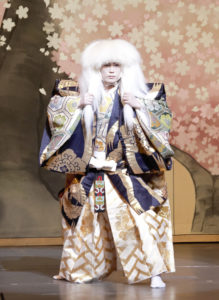 氷川きよし大阪・新歌舞伎座での「氷川きよし特別公演」幕開けで芝居と歌唱でファン魅了！振袖姿の姫に“変化”や“きよし”コールの代わりに3回の手拍子なども1