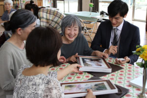 深川麻衣 主演映画「おもいで写眞」場面写真公開で古谷一行に寄り添う姿など！高良健吾 優しさに満ちあふれる笑顔なども2