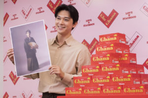 吉沢亮 二十歳の袴姿へ浜辺美波から「すごい……絵みたい」と称賛！新成人へメッセージやTwitterキャンペーン展開で2人がデザインされた限定レンチキュラープレゼントなど6