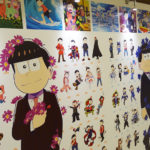 「ここから離れられない」……「おそ松さん～ニートの生きざま展～」来場者がじっくり足を止めるコーナーとは？おそ松“柱”や一松とエスパーニャンコなど楽しめる要素満載