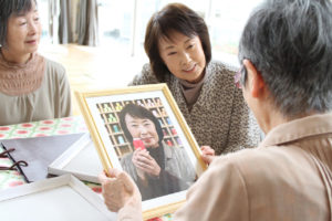 深川麻衣 主演映画「おもいで写眞」場面写真公開で古谷一行に寄り添う姿など！高良健吾 優しさに満ちあふれる笑顔なども8