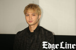 綾野剛 サプライズバースデーに身悶えながらも満面の笑みで「恥ずかしい」！磯村勇斗と舘ひろしからもらったスーツであいさつや映画愛あふれるスピーチも8