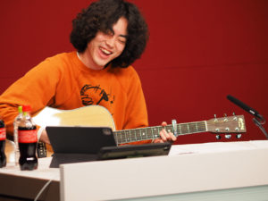 菅田将暉 誕生日に初オンラインライブ開催で新曲「ギターウサギ」など10曲披露！盟友・石崎ひゅーいゲストでハーモニーを奏でることも12