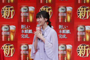 百田夏菜子＆玉井詩織＆高城れにドレス姿で「本麒麟」飲んで幸せそうな笑み！注ぎ方レクチャーされ「ご褒美に最適」9