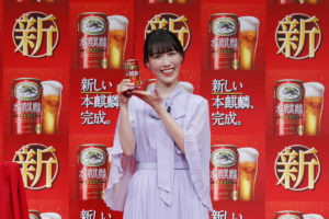 百田夏菜子＆玉井詩織＆高城れにドレス姿で「本麒麟」飲んで幸せそうな笑み！注ぎ方レクチャーされ「ご褒美に最適」13