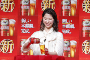 百田夏菜子＆玉井詩織＆高城れにドレス姿で「本麒麟」飲んで幸せそうな笑み！注ぎ方レクチャーされ「ご褒美に最適」17