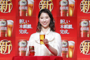 百田夏菜子＆玉井詩織＆高城れにドレス姿で「本麒麟」飲んで幸せそうな笑み！注ぎ方レクチャーされ「ご褒美に最適」18