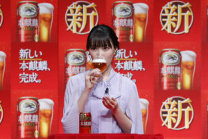 百田夏菜子＆玉井詩織＆高城れにドレス姿で「本麒麟」飲んで幸せそうな笑み！注ぎ方レクチャーされ「ご褒美に最適」22