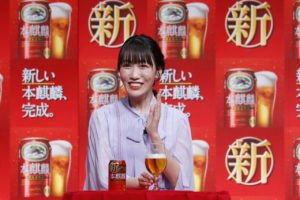 百田夏菜子＆玉井詩織＆高城れにドレス姿で「本麒麟」飲んで幸せそうな笑み！注ぎ方レクチャーされ「ご褒美に最適」23