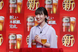 百田夏菜子＆玉井詩織＆高城れにドレス姿で「本麒麟」飲んで幸せそうな笑み！注ぎ方レクチャーされ「ご褒美に最適」24