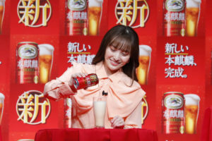 百田夏菜子＆玉井詩織＆高城れにドレス姿で「本麒麟」飲んで幸せそうな笑み！注ぎ方レクチャーされ「ご褒美に最適」25