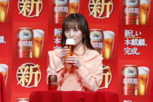 百田夏菜子＆玉井詩織＆高城れにドレス姿で「本麒麟」飲んで幸せそうな笑み！注ぎ方レクチャーされ「ご褒美に最適」27