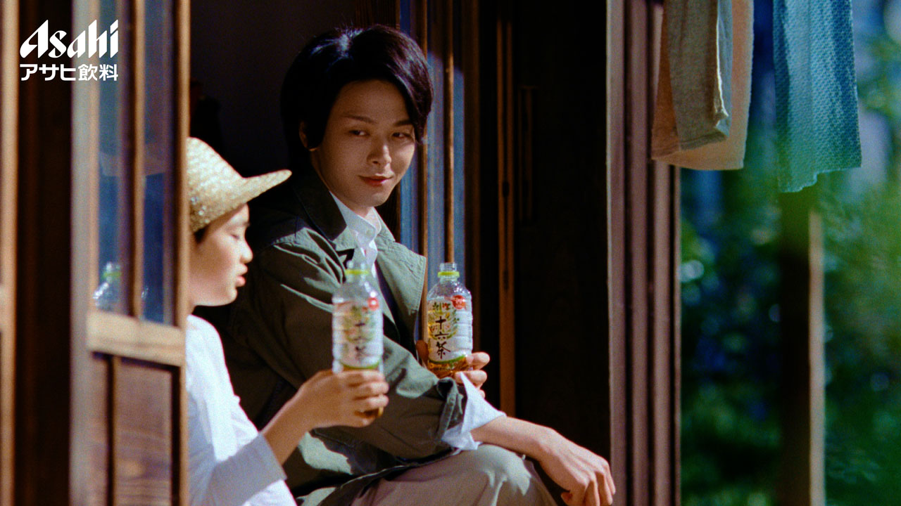 中村倫也「十六茶」新キャラクター起用で“となりのお兄さん”になり「はーっ！うんまっ！」！少年に「髪切った方がいいかな？」や「短髪の方がやっぱいいかな？」と相談3