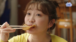 大島優子 ミニストップ新TVCM登場で厚切りチャーシューでご飯書き込む姿や口元についた米粒に「ふふふっ」！カットがかかった後も食べ続ける一幕も23