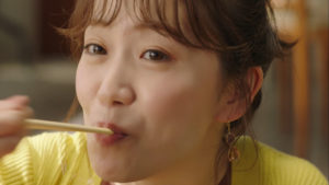 大島優子 ミニストップ新TVCM登場で厚切りチャーシューでご飯書き込む姿や口元についた米粒に「ふふふっ」！カットがかかった後も食べ続ける一幕も24