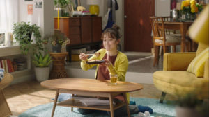 大島優子 ミニストップ新TVCM登場で厚切りチャーシューでご飯書き込む姿や口元についた米粒に「ふふふっ」！カットがかかった後も食べ続ける一幕も25