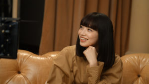 小松菜奈「ガルボ」新TVCMで髪を結うクールなOL姿やゆるい巻き髪などさまざまな姿披露！春は魚のさばき方に興味で「三枚おろしとか綺麗にできたらかっこいいなと思う」10