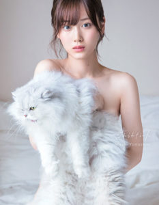 山下美月 昨年1月発売の1st写真集5度目の重版の大反響！写真集未収録カットも公開で旅先で地下鉄に乗る姿が2