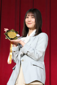 小坂菜緒 特別“道徳”授業に登場で小学生から「辛いことがあったらどうやって気晴らしをしている？」に答える！西方仁也氏、吉泉賀子と特製金メダルプレゼントされる4