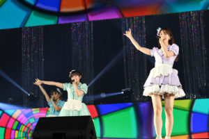 AKB48向井地美音 最後のスピーチに感極まり涙で戻ってきた柏木由紀が頭ポンポン！メンバーが歌い踊り倒すMCなしの48曲連続披露や7月から新番組も28