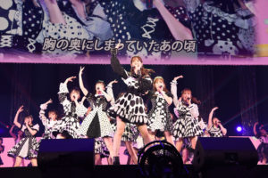 AKB48向井地美音 最後のスピーチに感極まり涙で戻ってきた柏木由紀が頭ポンポン！メンバーが歌い踊り倒すMCなしの48曲連続披露や7月から新番組も34