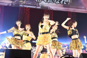 AKB48向井地美音 最後のスピーチに感極まり涙で戻ってきた柏木由紀が頭ポンポン！メンバーが歌い踊り倒すMCなしの48曲連続披露や7月から新番組も37