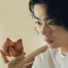 菅田将暉ミスタードーナツ最新TVCMは「むぎゅ」のセリフだけでさまざまな感情表現！撮影現場で興味津々で指先でツンツンすることも