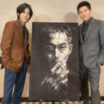 鈴木亮平が松坂桃李の“日岡秀一”肖像画描いて全国20万枚限定で入場者プレゼントへ！「手放したくないほどに愛着がわいた」