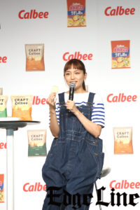 川口春奈 オーバーオール姿でじゃがいもに鼻近づけたり「いただきます、じゃがいも」と手を振ってにっこり！Calbee新CMでaiko楽曲へ「いちファンとして嬉しかった」1