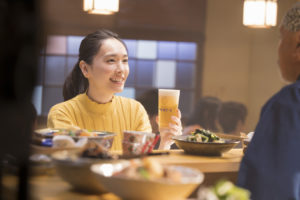 新垣結衣 ビールCM初出演で「日本のみなさん、おつかれ生です！」と乾杯！ハイテンションなアドリブ受けて弾けるような笑みも1