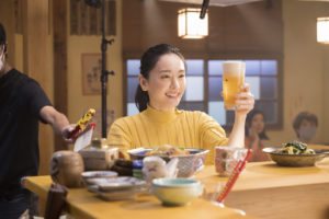 新垣結衣 ビールCM初出演で「日本のみなさん、おつかれ生です！」と乾杯！ハイテンションなアドリブ受けて弾けるような笑みも2
