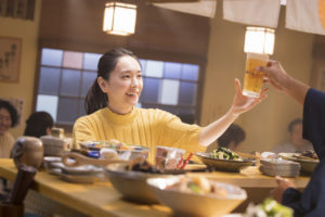 新垣結衣 ビールCM初出演で「日本のみなさん、おつかれ生です！」と乾杯！ハイテンションなアドリブ受けて弾けるような笑みも3