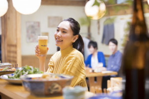 新垣結衣 ビールCM初出演で「日本のみなさん、おつかれ生です！」と乾杯！ハイテンションなアドリブ受けて弾けるような笑みも4