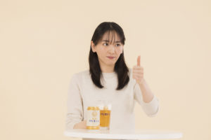 新垣結衣 ビールCM初出演で「日本のみなさん、おつかれ生です！」と乾杯！ハイテンションなアドリブ受けて弾けるような笑みも6