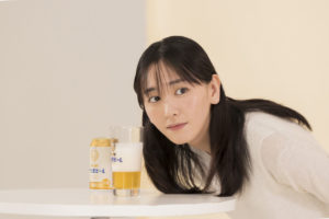 新垣結衣 ビールCM初出演で「日本のみなさん、おつかれ生です！」と乾杯！ハイテンションなアドリブ受けて弾けるような笑みも8