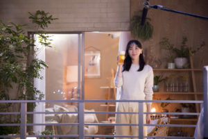 新垣結衣 ビールCM初出演で「日本のみなさん、おつかれ生です！」と乾杯！ハイテンションなアドリブ受けて弾けるような笑みも10