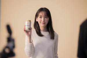 新垣結衣 ビールCM初出演で「日本のみなさん、おつかれ生です！」と乾杯！ハイテンションなアドリブ受けて弾けるような笑みも12