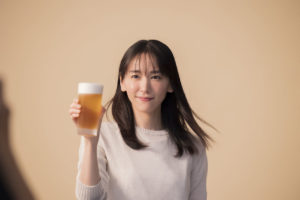 新垣結衣 ビールCM初出演で「日本のみなさん、おつかれ生です！」と乾杯！ハイテンションなアドリブ受けて弾けるような笑みも13