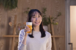 新垣結衣 ビールCM初出演で「日本のみなさん、おつかれ生です！」と乾杯！ハイテンションなアドリブ受けて弾けるような笑みも14