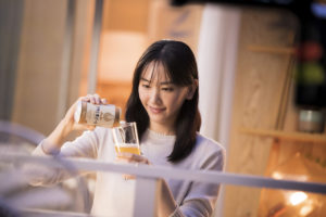 新垣結衣 ビールCM初出演で「日本のみなさん、おつかれ生です！」と乾杯！ハイテンションなアドリブ受けて弾けるような笑みも15