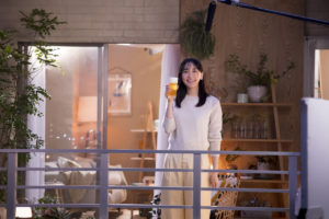 新垣結衣 ビールCM初出演で「日本のみなさん、おつかれ生です！」と乾杯！ハイテンションなアドリブ受けて弾けるような笑みも16