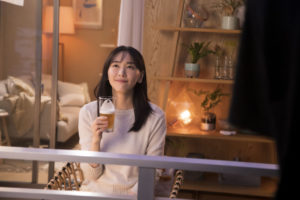 新垣結衣 ビールCM初出演で「日本のみなさん、おつかれ生です！」と乾杯！ハイテンションなアドリブ受けて弾けるような笑みも17