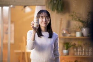 新垣結衣 ビールCM初出演で「日本のみなさん、おつかれ生です！」と乾杯！ハイテンションなアドリブ受けて弾けるような笑みも19