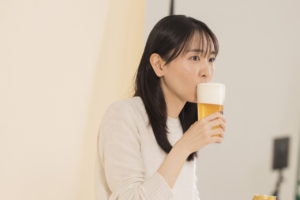 新垣結衣 ビールCM初出演で「日本のみなさん、おつかれ生です！」と乾杯！ハイテンションなアドリブ受けて弾けるような笑みも20