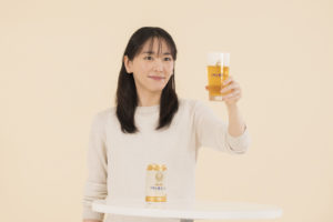 新垣結衣 ビールCM初出演で「日本のみなさん、おつかれ生です！」と乾杯！ハイテンションなアドリブ受けて弾けるような笑みも21