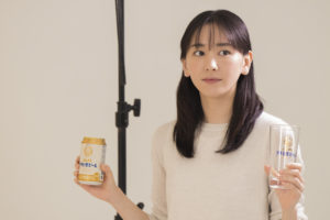 新垣結衣 ビールCM初出演で「日本のみなさん、おつかれ生です！」と乾杯！ハイテンションなアドリブ受けて弾けるような笑みも22